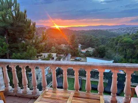 Roses With Swimming Pool & Mountain View